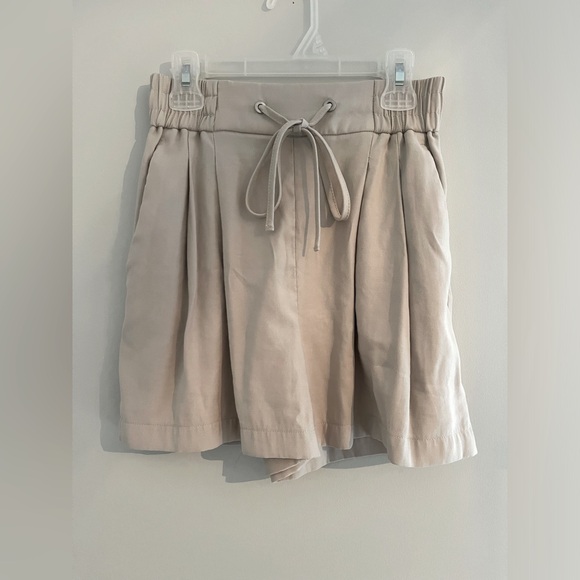 Dynamite Elsa Pull-On Shorts, beige size XXS - Picture 2 of 4